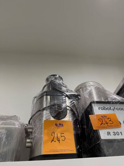 - 1 ELECTROLUX juice extractor (out of order)
-...