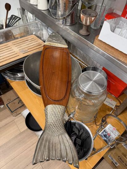 Kitchen utensils (tubs, containers, pots...