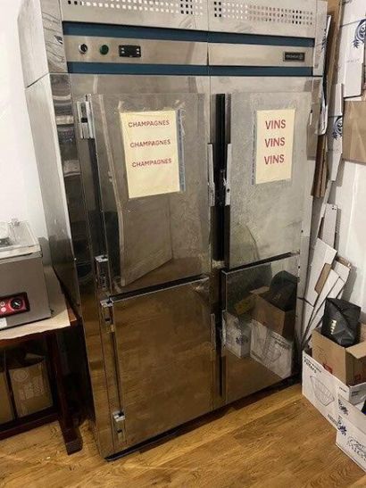 1 armoire réfrigérée à 4 portes (hors se...