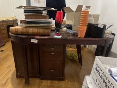 - 1 oval table (accidents)
- 1 mahogany-veneered...