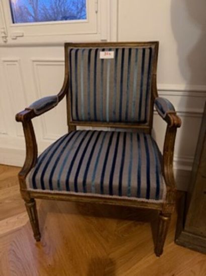 1 pair of square-backed armchairs à la reine...