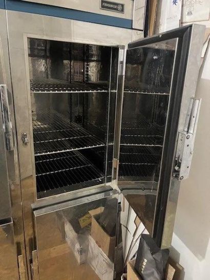 1 armoire réfrigérée à 4 portes (hors se...