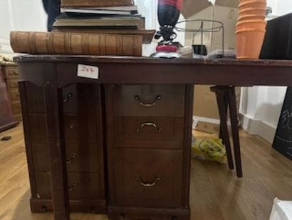 - 1 oval table (accidents)
- 1 mahogany-veneered...