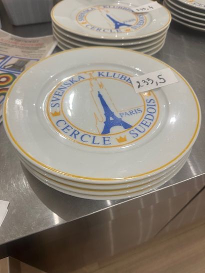 4 assiettes plates en porcelaine logotypées...