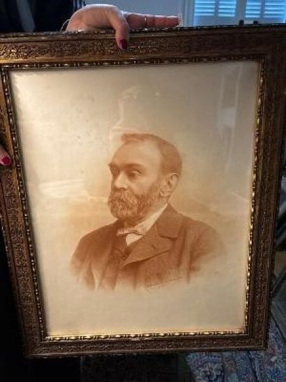 Photographie représentant Alfred Nobel monogrammée...