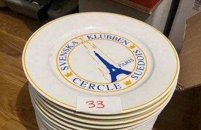 4 assiettes plates en porcelaine logotypées...