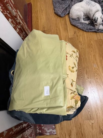 1 lot including : 
- 1 pair of floral curtains
-...