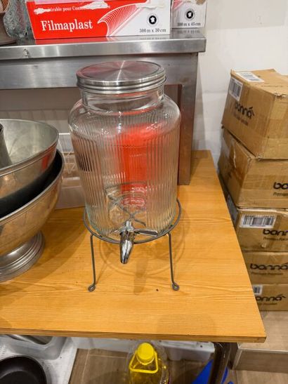 Kitchen utensils (tubs, containers, pots...
