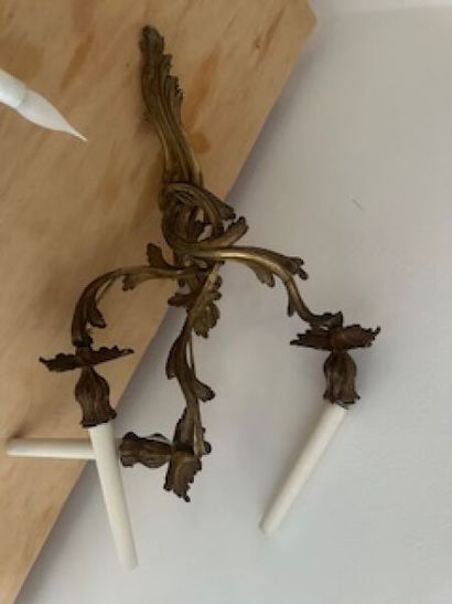 1 lot comprising a suite of four metal three-arm...