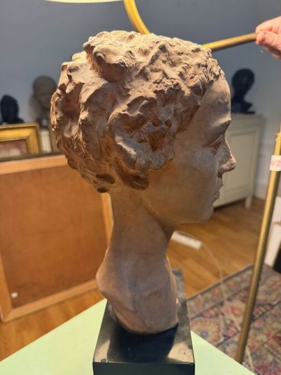 C. FRISENDAHL 1 buste féminin en terre cuite...