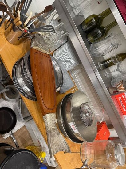 Kitchen utensils (tubs, containers, pots...