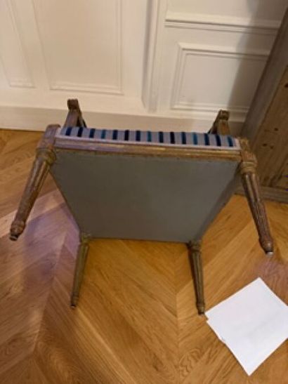 1 pair of square-backed armchairs à la reine...
