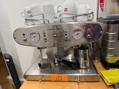 - 1 FRANCIS coffee machine 
- 1 beer dispenser
-...