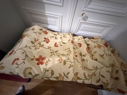 1 lot including : 
- 1 pair of floral curtains
-...
