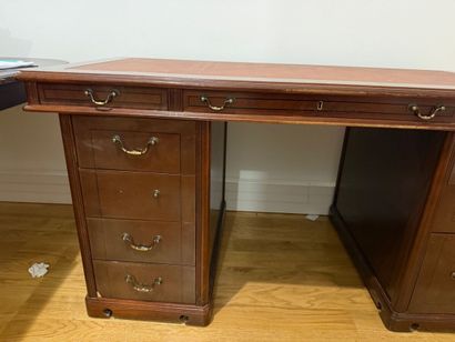 - 1 oval table (accidents)
- 1 mahogany-veneered...