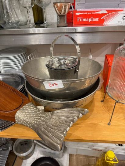 Kitchen utensils (tubs, containers, pots...