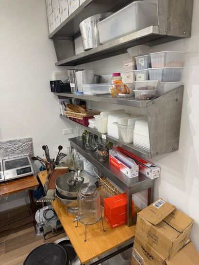 Kitchen utensils (tubs, containers, pots...