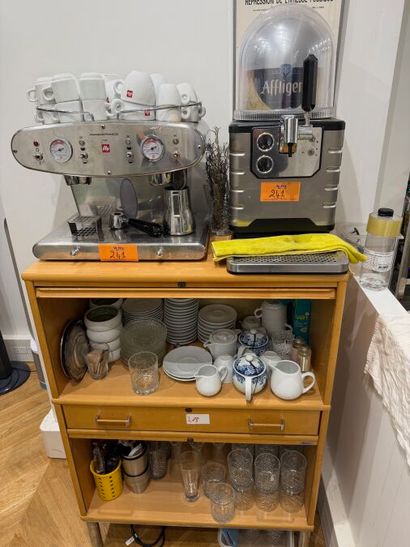 - 1 FRANCIS coffee machine 
- 1 beer dispenser
-...