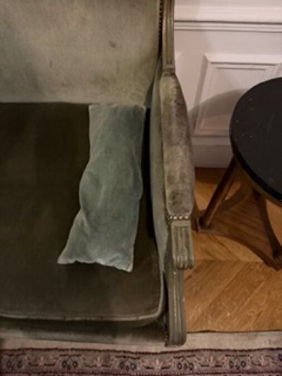 1 three-seat flat-back molded and lacquered...