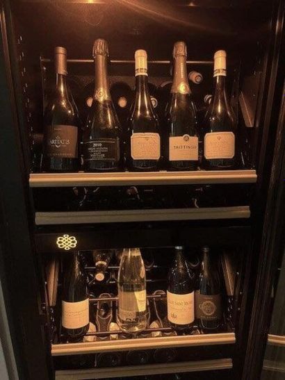 STOCK de bouteilles de vins comprenant :
(dans...