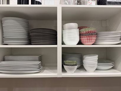 Kitchen utensils (tubs, containers, pots...