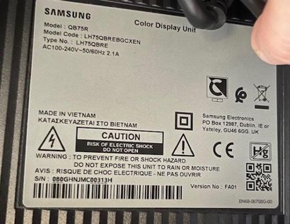 1 téléviseur SAMSUNG model : QB75R sur support...