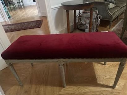 1 small visitor's bench in carved and lacquered...