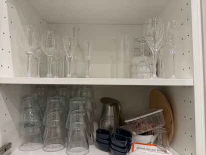 Kitchen utensils (tubs, containers, pots...