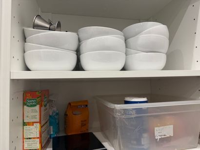 Kitchen utensils (tubs, containers, pots...