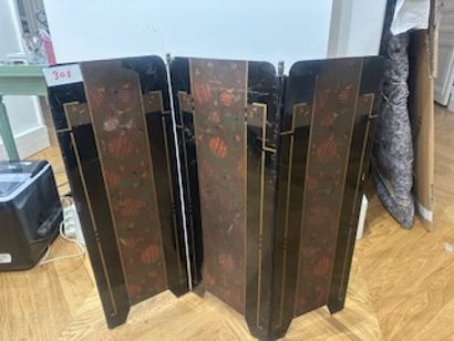 1 low folding screen with three articulated...
