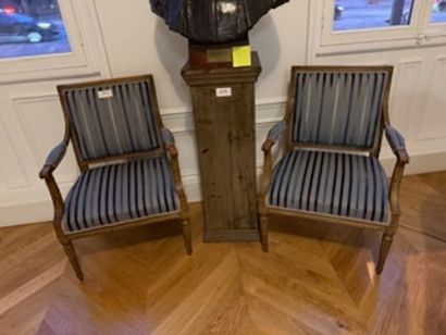 1 pair of square-backed armchairs à la reine...
