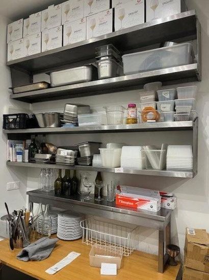 - 1 étagère inox 
- 2 étagères en inox à...