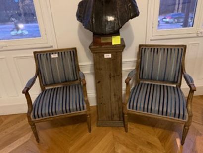 1 pair of square-backed armchairs à la reine...