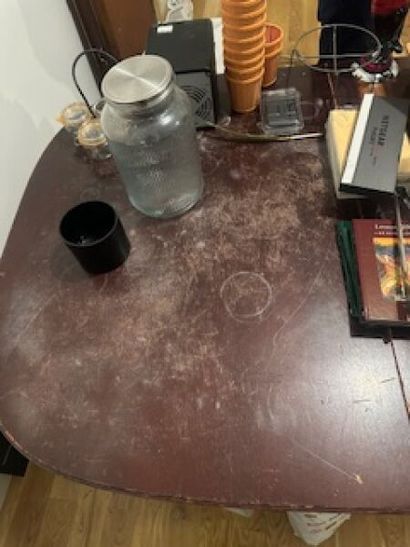 - 1 oval table (accidents)
- 1 mahogany-veneered...