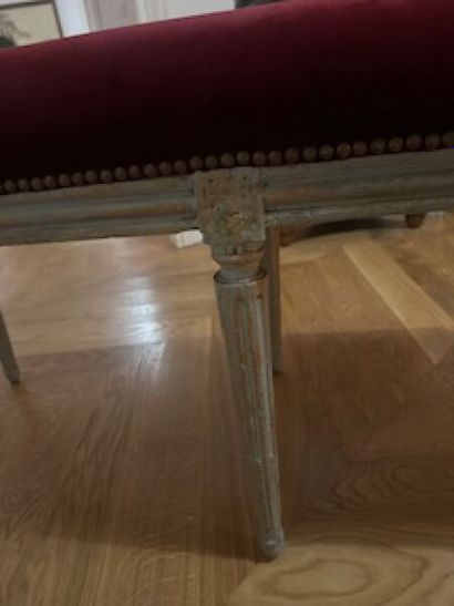 1 small visitor's bench in carved and lacquered...