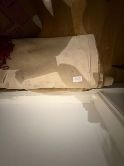 1 lot including : 
- 1 pair of floral curtains
-...
