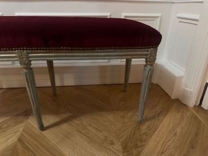 1 small visitor's bench in carved and lacquered...