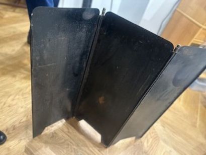 1 low folding screen with three articulated...