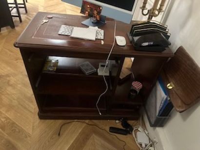 1 small desk with varnished mahogany top