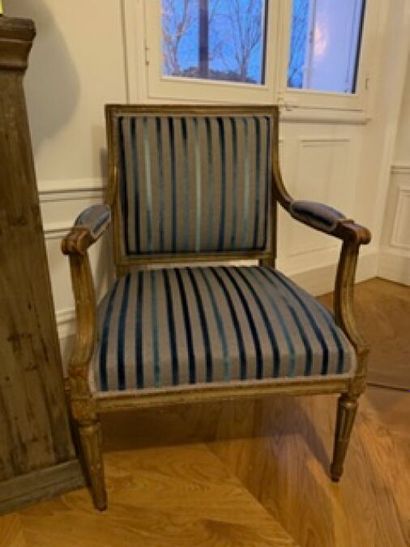1 pair of square-backed armchairs à la reine...