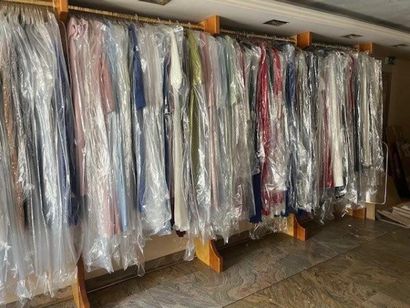 STOCK de vêtements femme comprenant (+/-)...