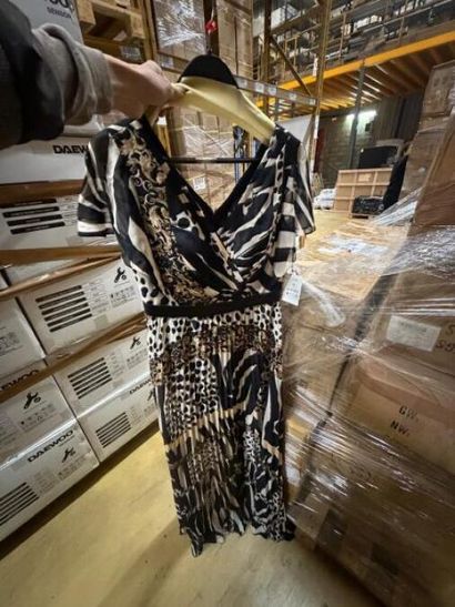 STOCK de (+/-) 870 pièces de robes de soirée...