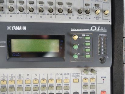 1 table de mixage YAMAHA modèle 01V digital...