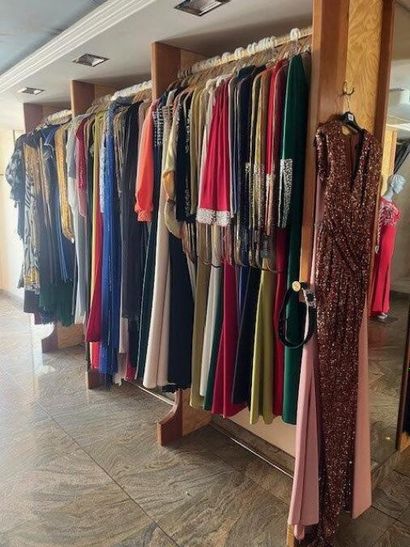 STOCK de vêtements femme comprenant (+/-)...