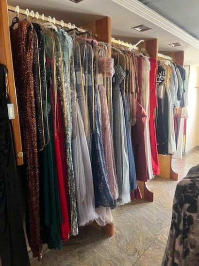 STOCK de vêtements femme comprenant (+/-)...