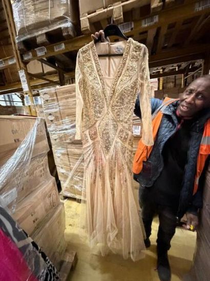 STOCK de (+/-) 870 pièces de robes de soirée...