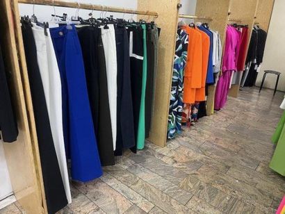 STOCK de vêtements femme comprenant (+/-)...