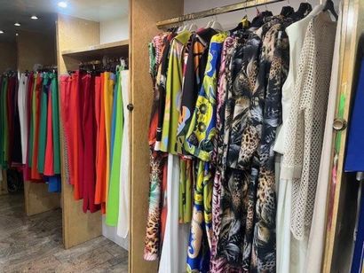 STOCK de vêtements femme comprenant (+/-)...