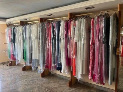 STOCK de vêtements femme comprenant (+/-)...