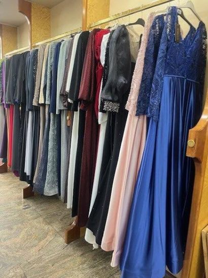 STOCK de vêtements femme comprenant (+/-)...